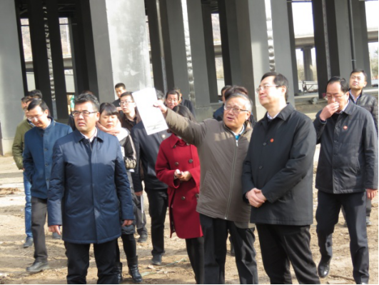 省委常委、西寧市委書記王曉在青海省物產集團總公司黨委書記、總經理王玉輝陪同下，深入青海物產朝陽物流園區。